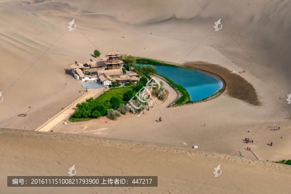 敦煌鳴沙山月牙泉