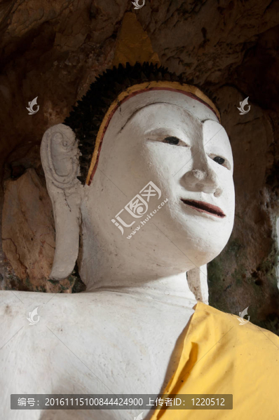 在雅拉寺石窟古代佛像；泰國