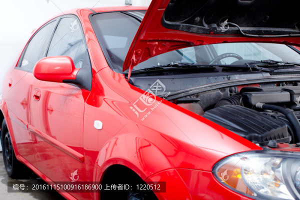 汽車在汽車修理廠。