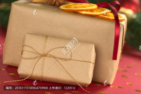 圣誕禮物（選擇性聚焦；聚焦金絲帶）
