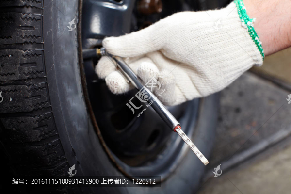 汽車機(jī)械更換輪胎。
