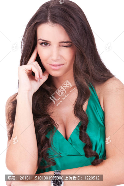 可愛的年輕女人眨眼