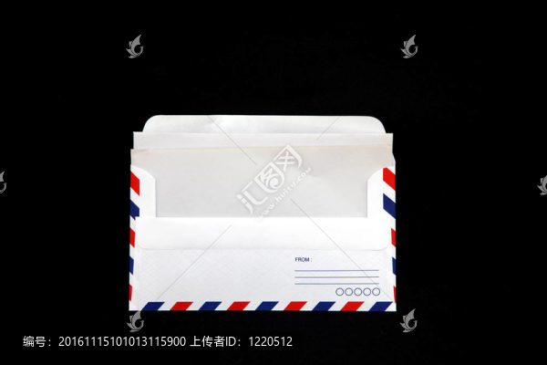 黑色背景的空白舊貨紙航空信封。