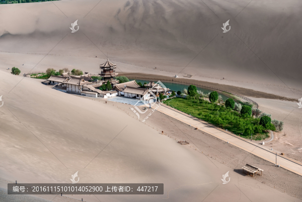 敦煌鳴沙山月牙泉