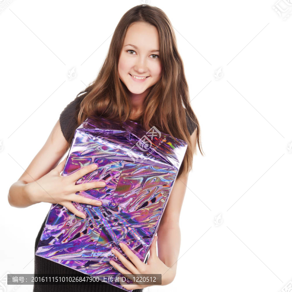 帶禮品盒的快樂女孩