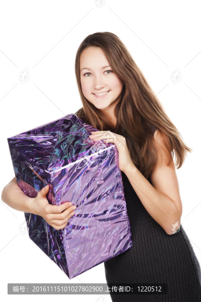 帶禮品盒的快樂女孩
