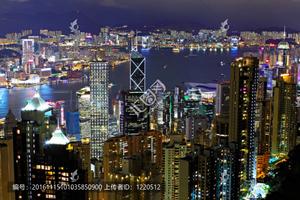 香港的天際線在夜間