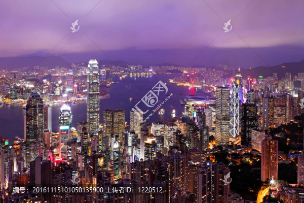 香港的天際線在夜間