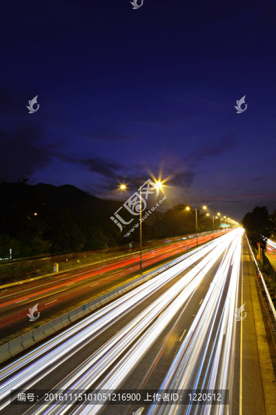 夜間高速公路上的交通