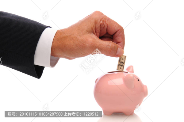 商人把錢(qián)放進(jìn)存錢(qián)罐