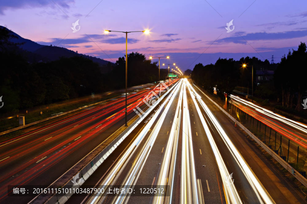 夜間高速公路上的交通