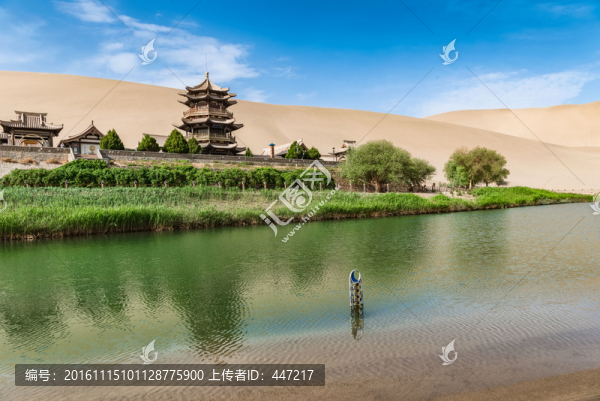 敦煌鳴沙山月牙泉