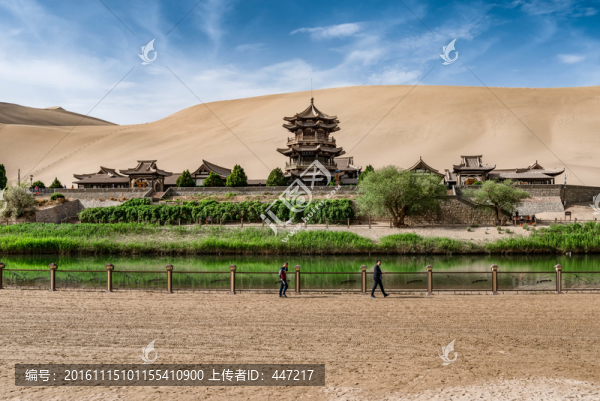 敦煌鳴沙山月牙泉