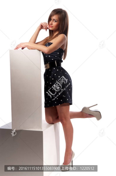 孤立背景下的美女