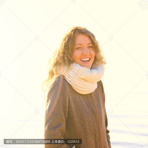 冬季海邊的女人