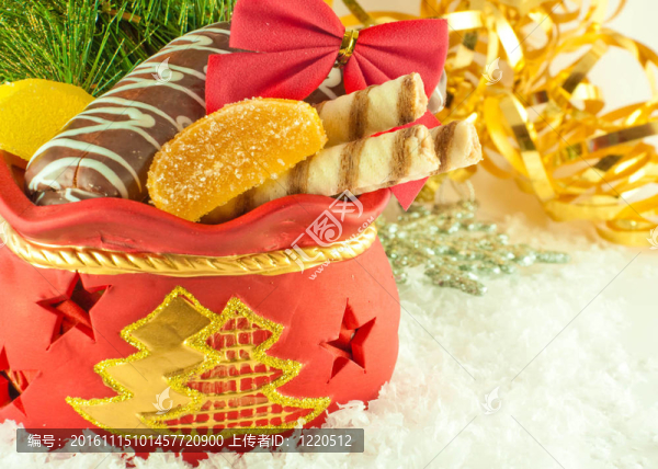 帶禮品的圣誕袋；餅干和水果糖果；毛皮樹枝
