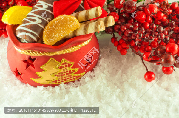 帶禮品的圣誕袋；餅干和水果糖果；毛皮樹枝
