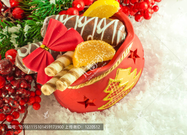 帶禮品的圣誕袋；餅干和水果糖果；毛皮樹(shù)枝