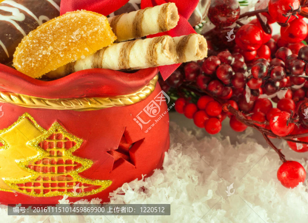 帶禮品的圣誕袋；餅干和水果糖果；毛皮樹枝
