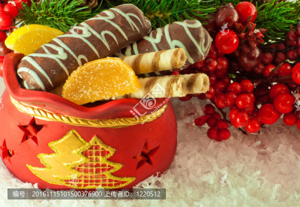 帶禮品的圣誕袋；餅干和水果糖果；毛皮樹(shù)枝