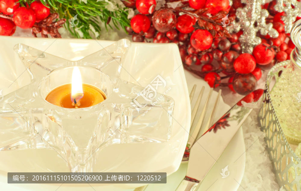 圣誕餐桌布置；在漿果支星形燭臺(tái)