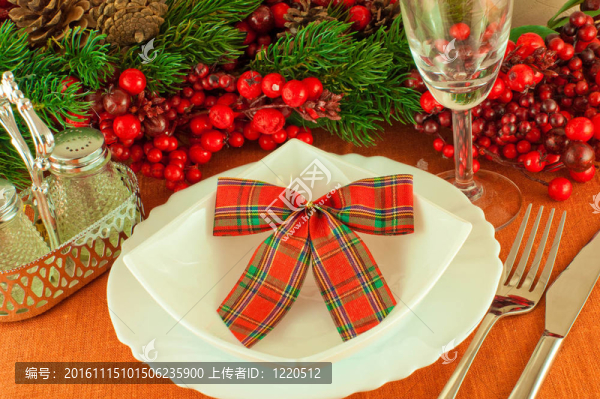 圣誕桌布置；多色帶漿果的帶子