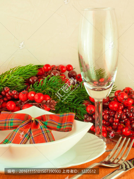 圣誕桌布置；多色帶漿果的帶子