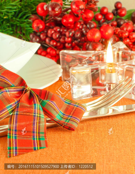 圣誕桌布置；多色帶漿果的帶子