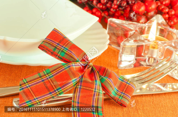 圣誕桌布置；多色帶漿果的帶子