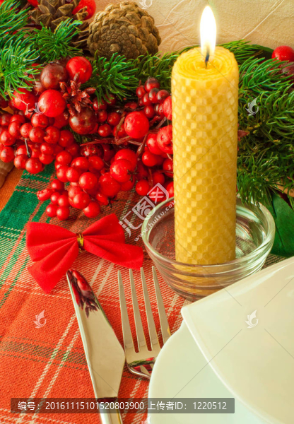 圣誕桌布置；多色帶漿果的帶子