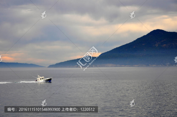 地平線上的船