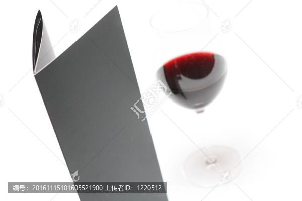 菜單和紅葡萄酒