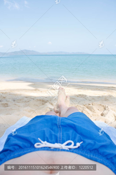 腿在海灘上
