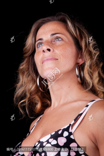 美麗優(yōu)雅的成熟女人；黑色的孤立；攝影棚