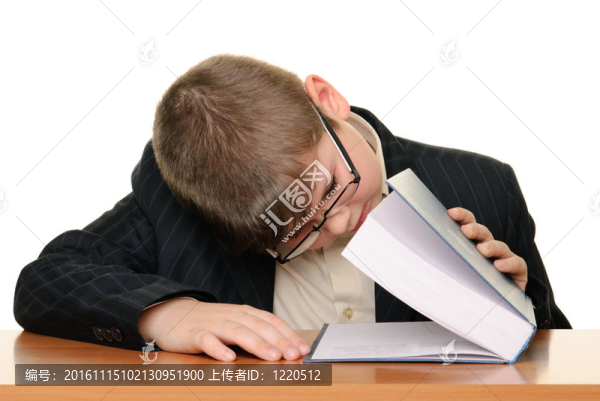 男孩看起來在書終止