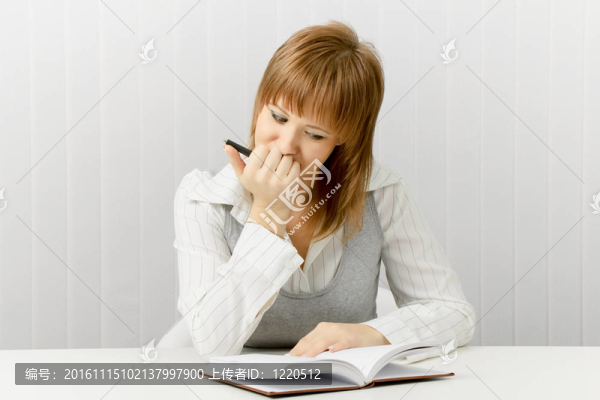 體貼的女孩帶著筆記本
