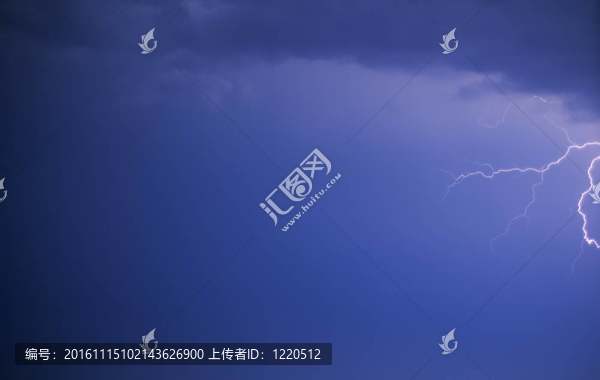 烏云密布的天空。