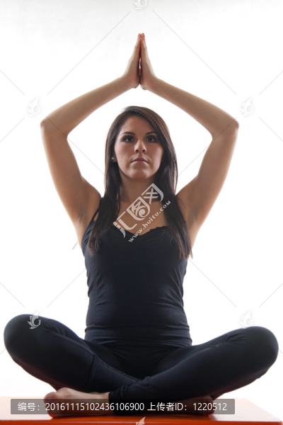 迷人的二十歲的西班牙裔婦女做瑜伽練習(xí)