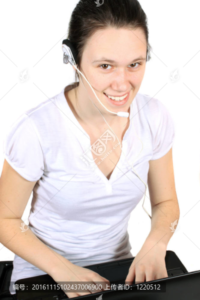 有吸引力的耳機(jī)女孩與筆記本電腦