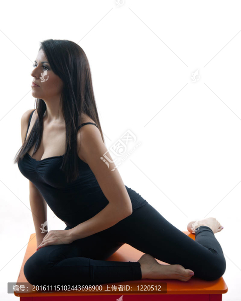 迷人的二十歲的西班牙裔婦女做瑜伽練習