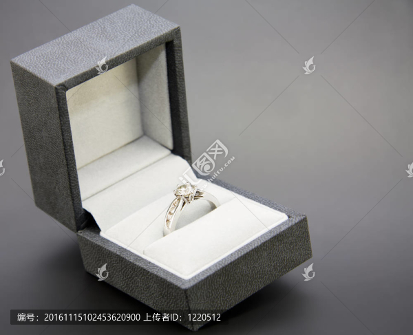 白金鉆石訂婚戒指