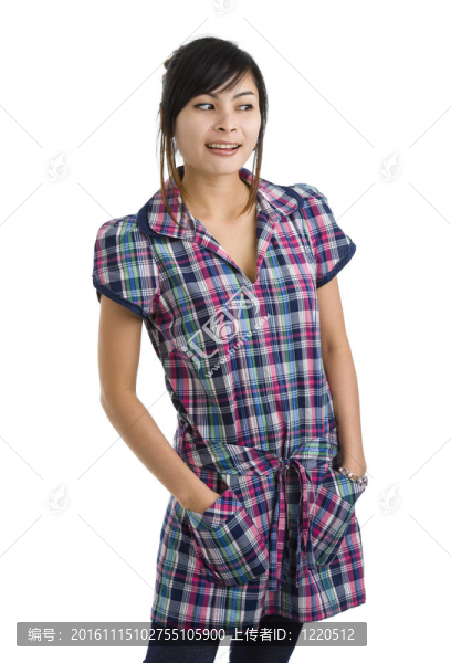 漂亮女人的手在口袋里