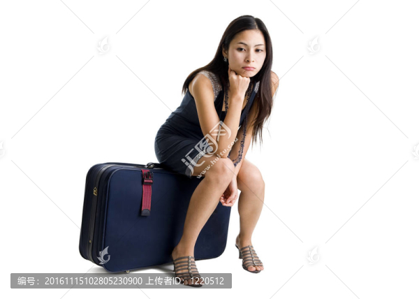 漂亮的女人坐在一個袋子里
