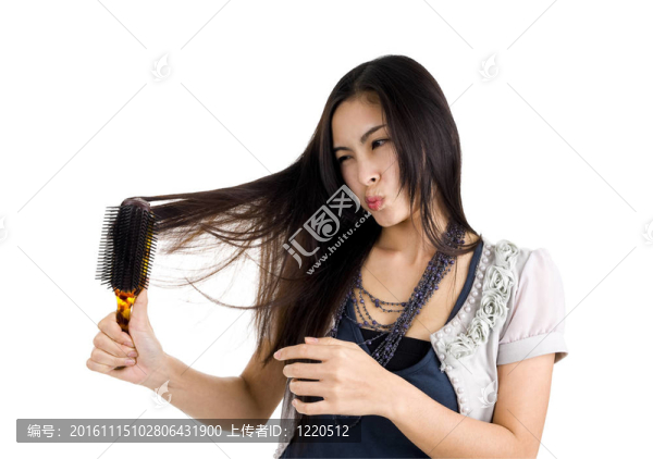 女人梳著她的頭發(fā)