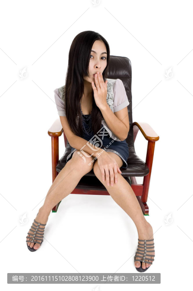 美麗的女人在一個搖擺椅