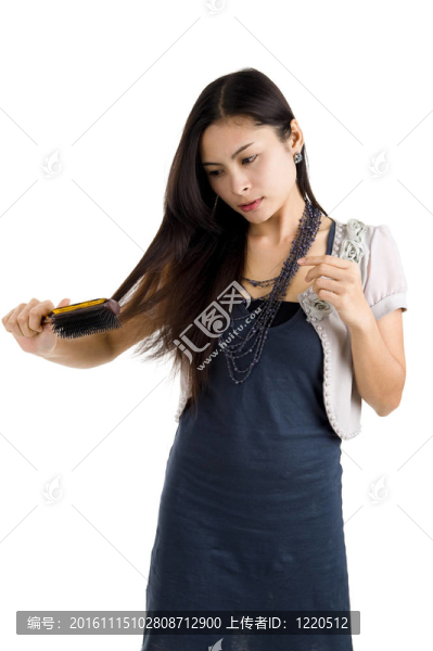 女人梳著她的頭發(fā)
