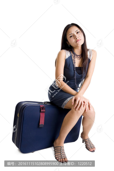 漂亮的女人坐在一個袋子里
