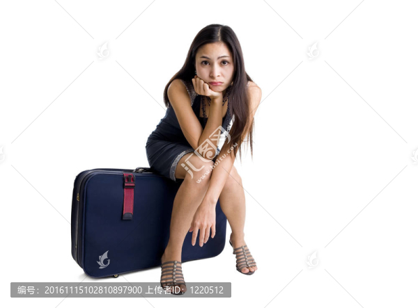 漂亮的女人坐在一個袋子里