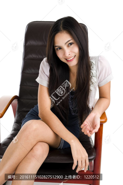 坐在搖椅上的女人