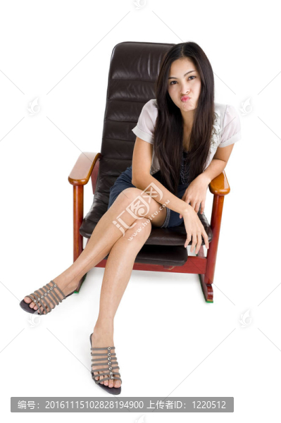 坐在搖椅上的女人